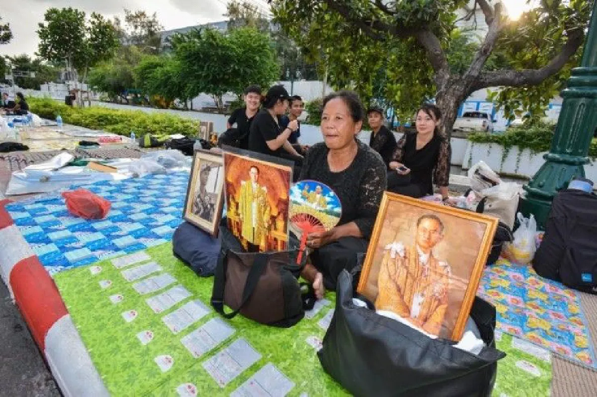 "ฝนจะตกหนักก็ไม่หวั่น ขอส่งเสด็จเป็นครั้งสุดท้าย" พสกนิกรปักหลักรอเข้าร่วมพระราชพิธี