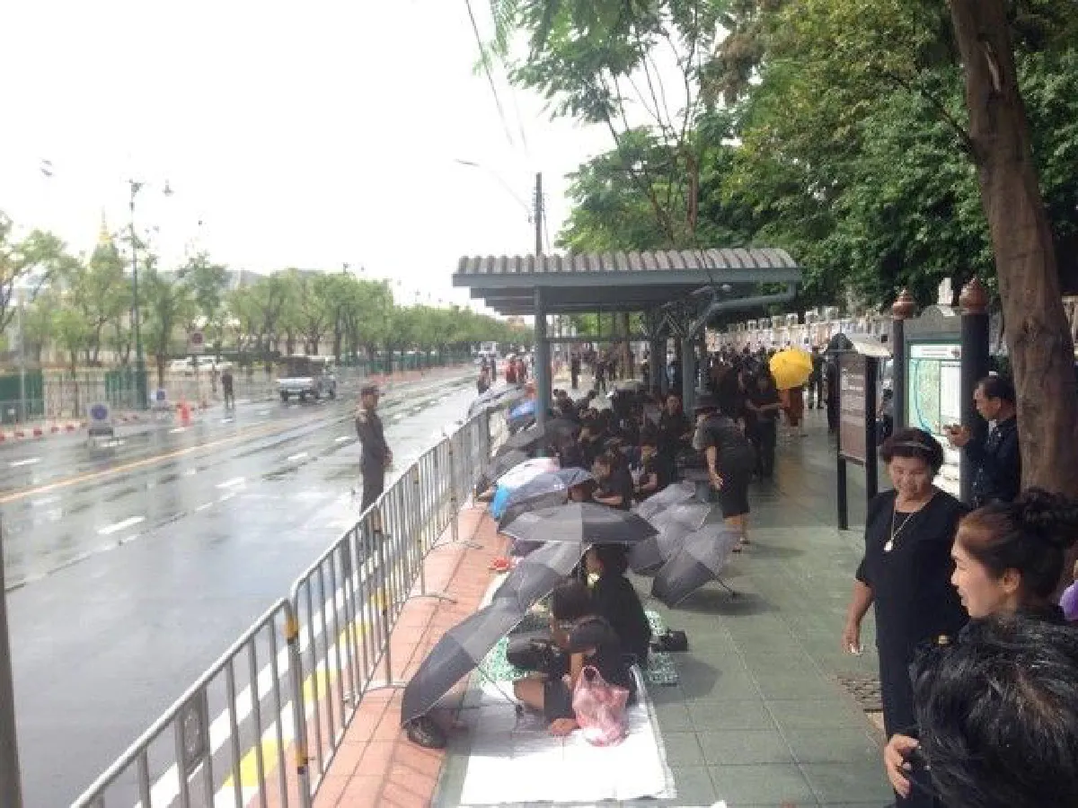 "ฝนจะตกหนักก็ไม่หวั่น ขอส่งเสด็จเป็นครั้งสุดท้าย" พสกนิกรปักหลักรอเข้าร่วมพระราชพิธี