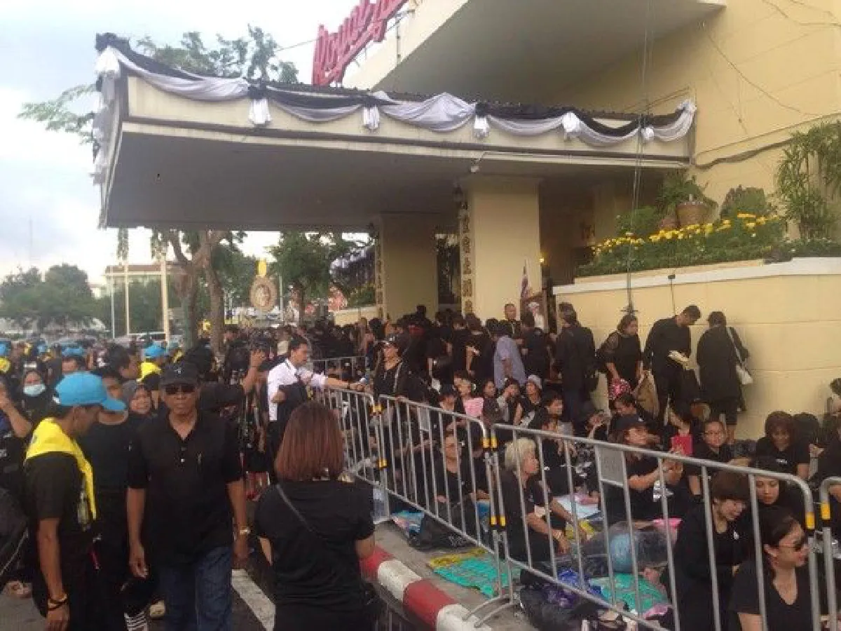 "ฝนจะตกหนักก็ไม่หวั่น ขอส่งเสด็จเป็นครั้งสุดท้าย" พสกนิกรปักหลักรอเข้าร่วมพระราชพิธี