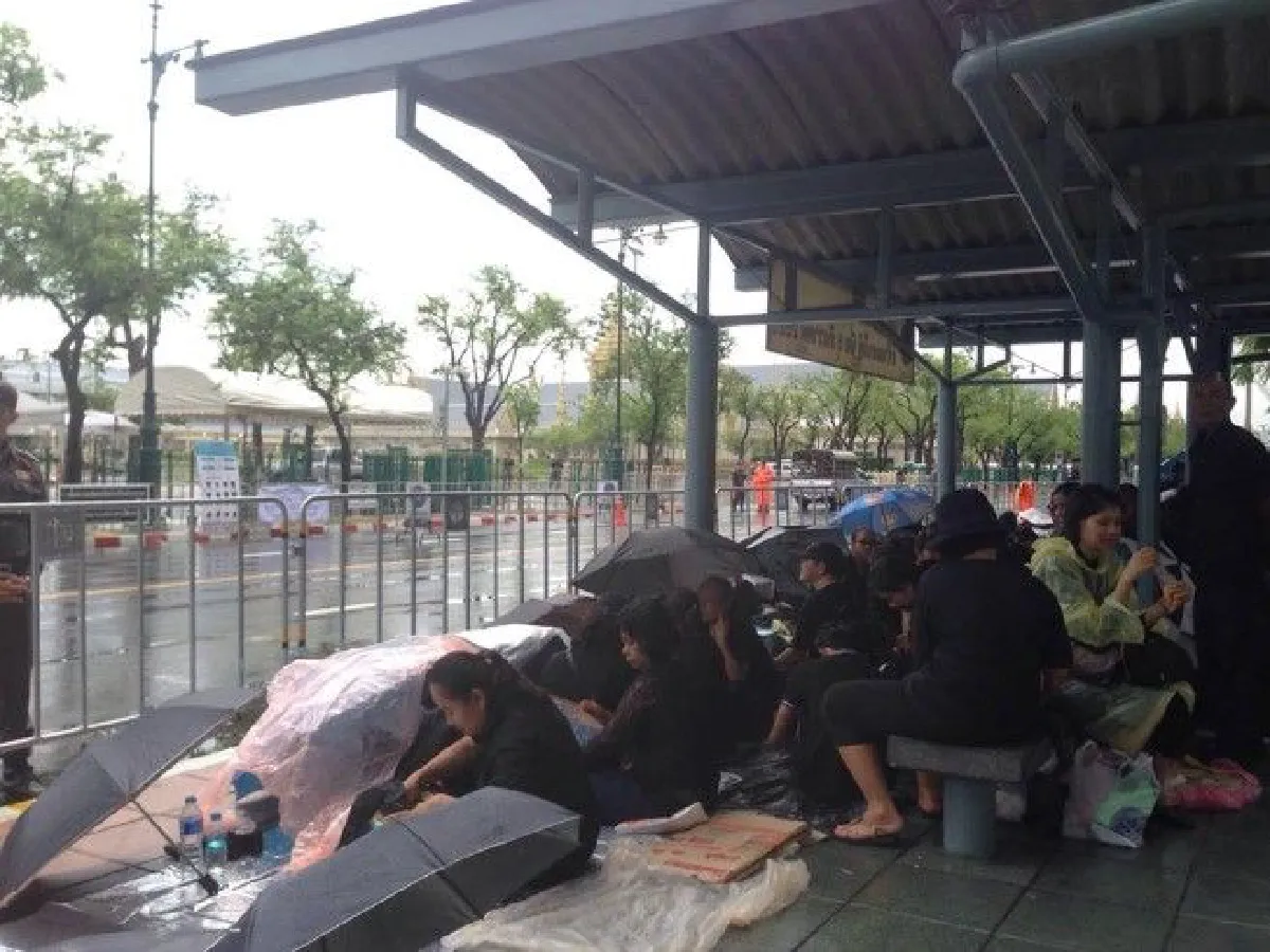 "ฝนจะตกหนักก็ไม่หวั่น ขอส่งเสด็จเป็นครั้งสุดท้าย" พสกนิกรปักหลักรอเข้าร่วมพระราชพิธี
