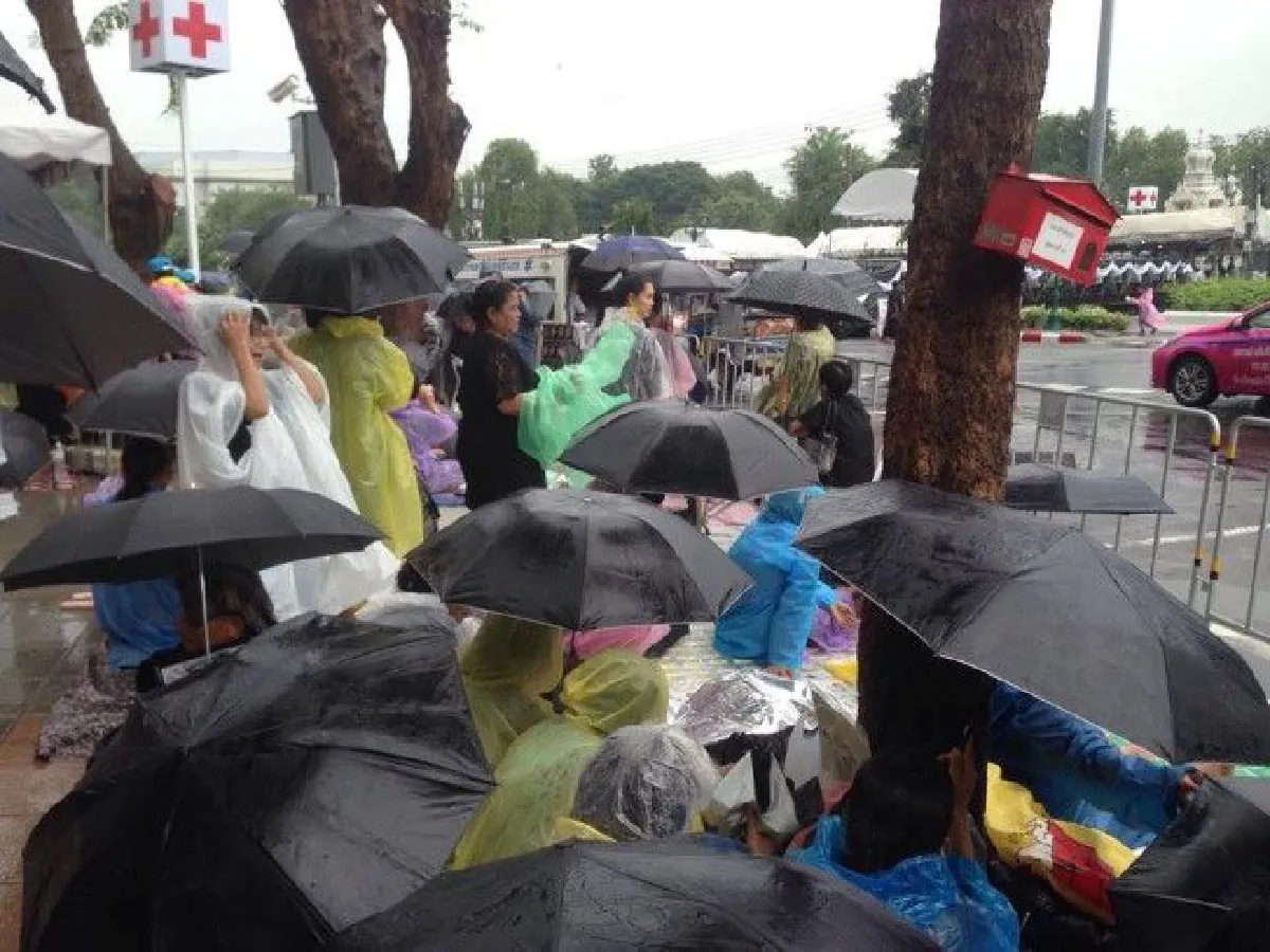 "ฝนจะตกหนักก็ไม่หวั่น ขอส่งเสด็จเป็นครั้งสุดท้าย" พสกนิกรปักหลักรอเข้าร่วมพระราชพิธี