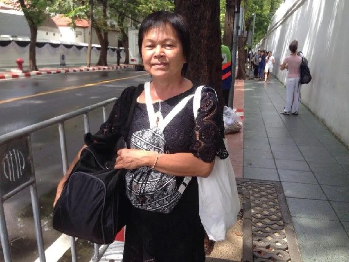 "ฝนจะตกหนักก็ไม่หวั่น ขอส่งเสด็จเป็นครั้งสุดท้าย" พสกนิกรปักหลักรอเข้าร่วมพระราชพิธี