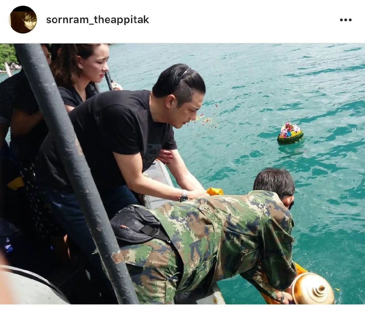 “หนุ่ม-นิโคล” พร้อมครอบครัว..ร่วมลอยอังคาร “ป๋าเดียร์”