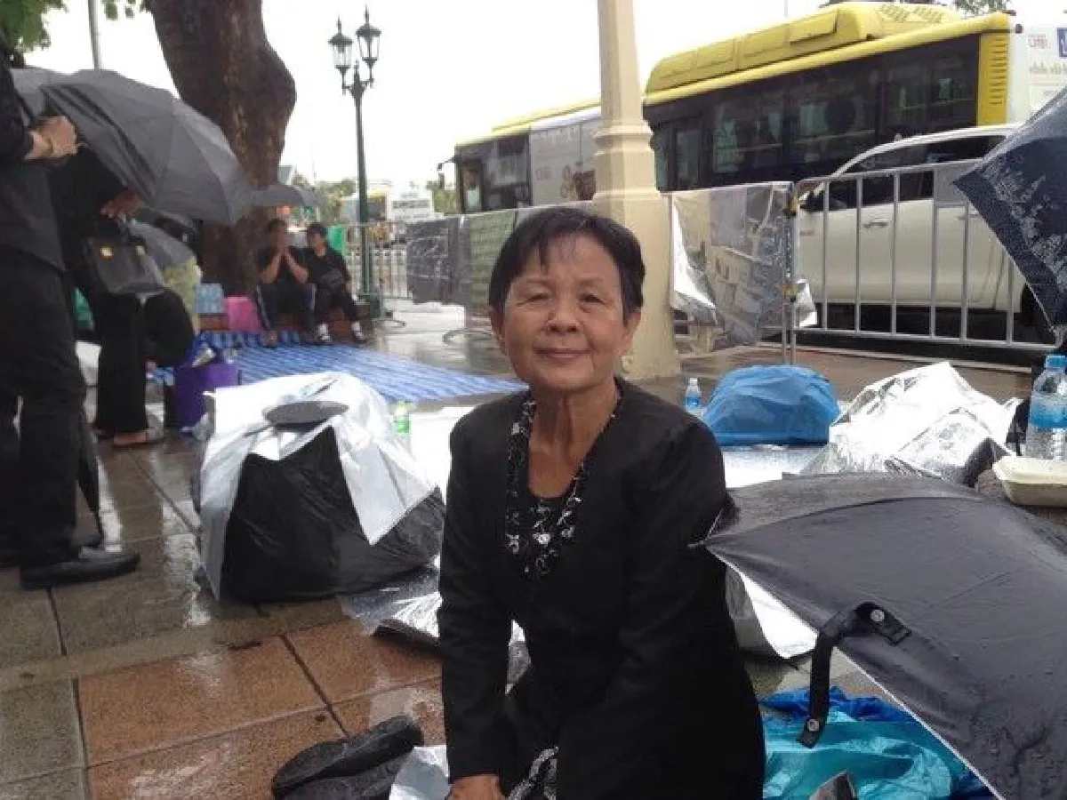 "ฝนจะตกหนักก็ไม่หวั่น ขอส่งเสด็จเป็นครั้งสุดท้าย" พสกนิกรปักหลักรอเข้าร่วมพระราชพิธี