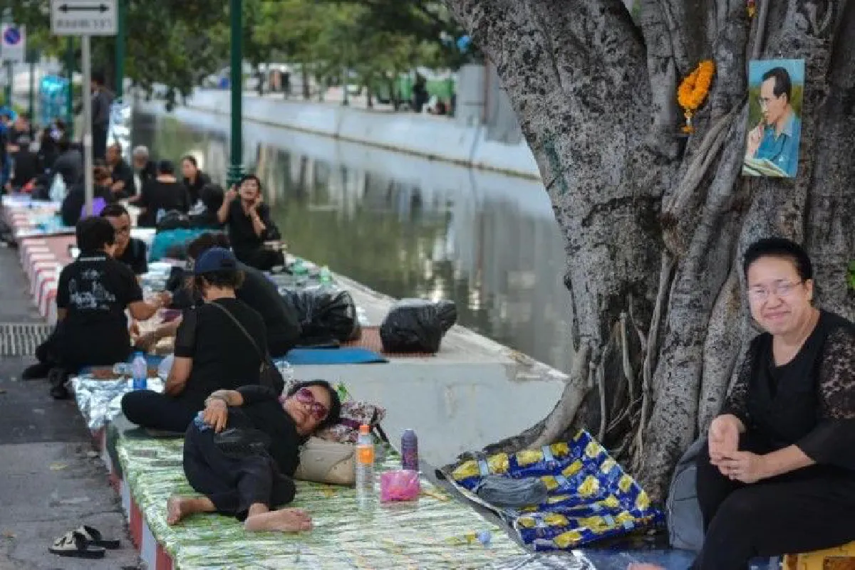 "ฝนจะตกหนักก็ไม่หวั่น ขอส่งเสด็จเป็นครั้งสุดท้าย" พสกนิกรปักหลักรอเข้าร่วมพระราชพิธี