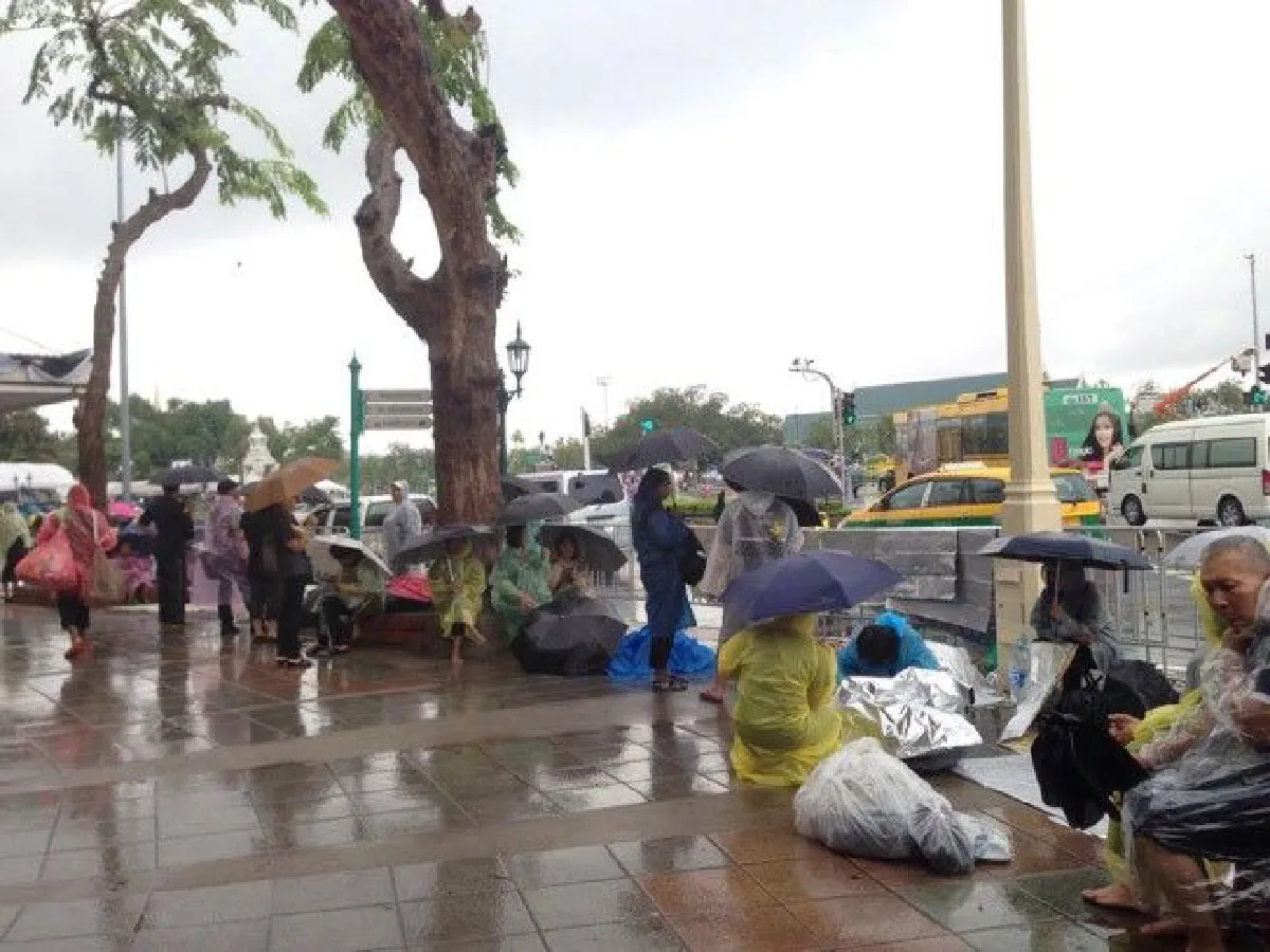 "ฝนจะตกหนักก็ไม่หวั่น ขอส่งเสด็จเป็นครั้งสุดท้าย" พสกนิกรปักหลักรอเข้าร่วมพระราชพิธี