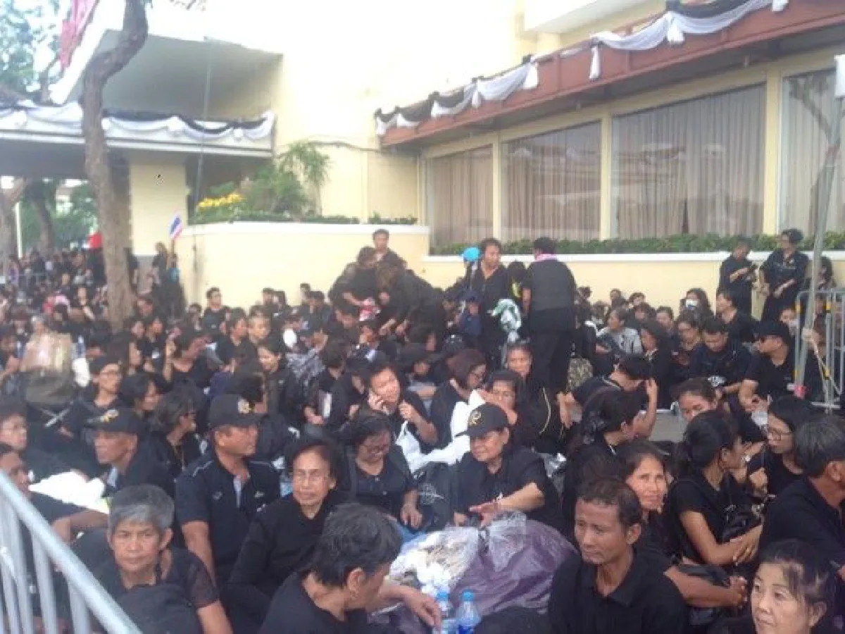 "ฝนจะตกหนักก็ไม่หวั่น ขอส่งเสด็จเป็นครั้งสุดท้าย" พสกนิกรปักหลักรอเข้าร่วมพระราชพิธี