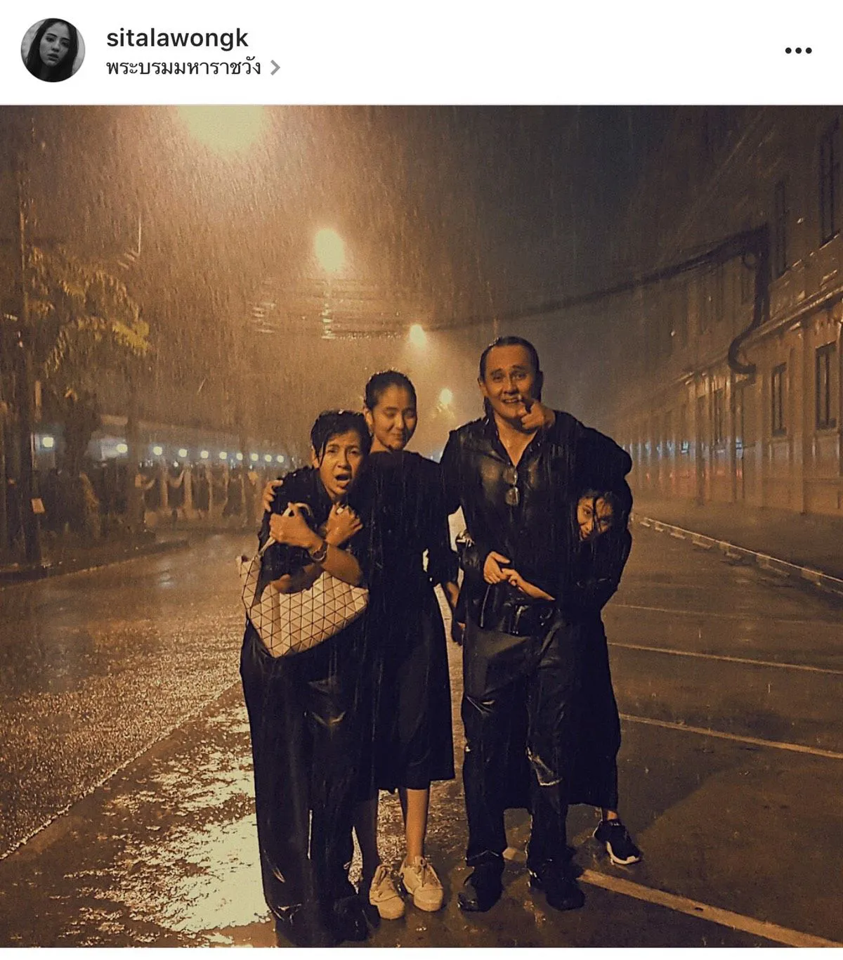 รักพ่อหลวงสุดหัวใจ! ครอบครัว "วงษ์กระจ่าง” เดินทางฝ่าสายฝนเข้าวางพวงมาลัย