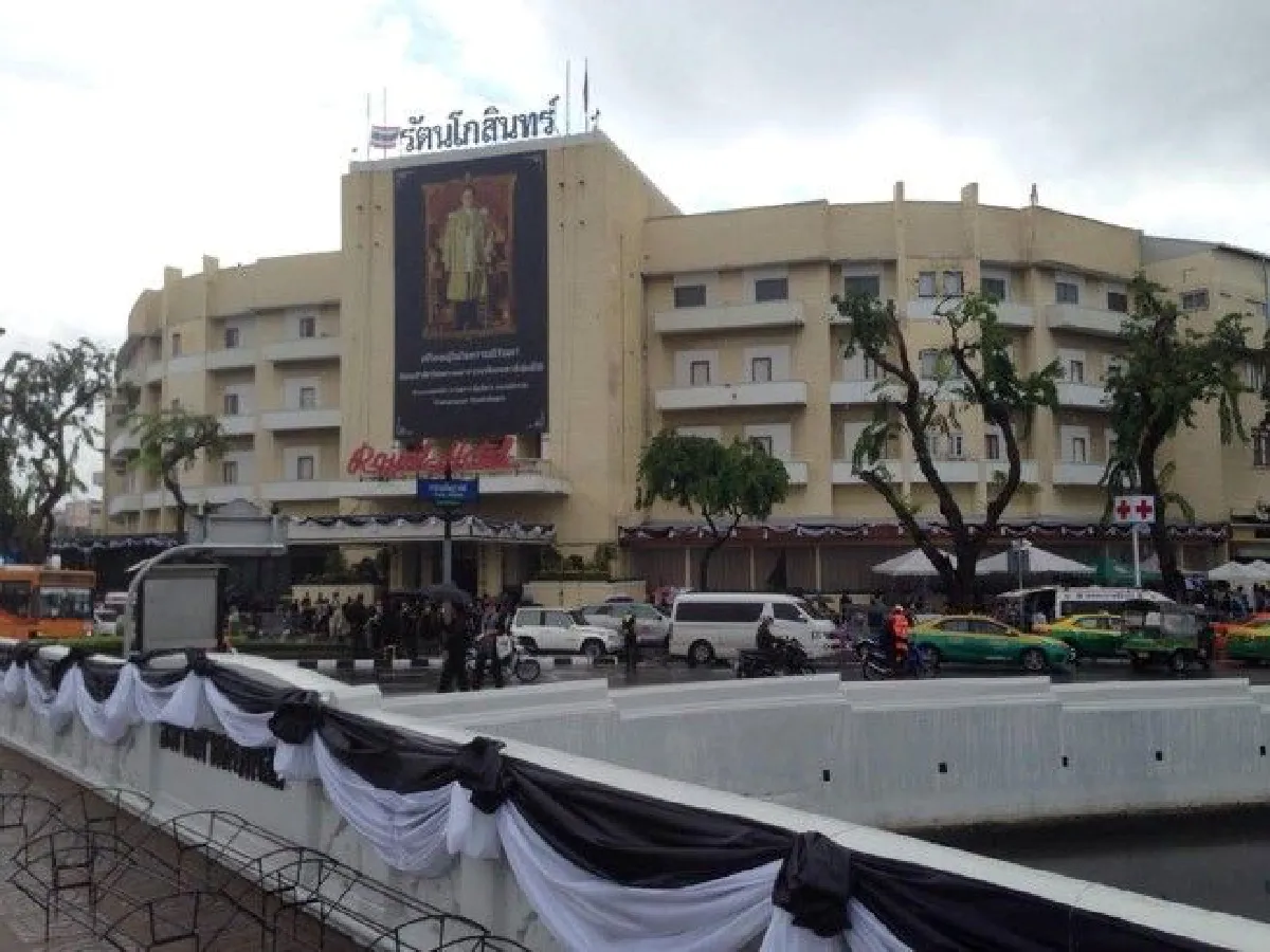 "ฝนจะตกหนักก็ไม่หวั่น ขอส่งเสด็จเป็นครั้งสุดท้าย" พสกนิกรปักหลักรอเข้าร่วมพระราชพิธี