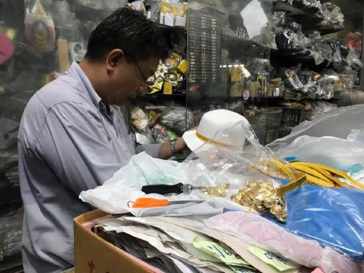 ยายวัย 80ปี เร่งเย็บหมวกหม้อตาลขาวทั้งคืน ไม่อัพราคาเพื่อให้ทุกคนมีหมวกใส่