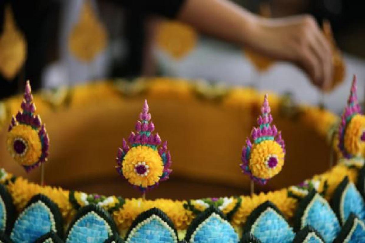 สมเด็จพระเทพฯ ทรงประกอบดอกปาริชาต ขั้นสุดท้ายเครื่องสดพระจิตกาธาน สมเด็จพระเทพฯ ทรงประกอบดอกปาริชาต ขั้นสุดท้ายเครื่องสดพระจิตกาธาน