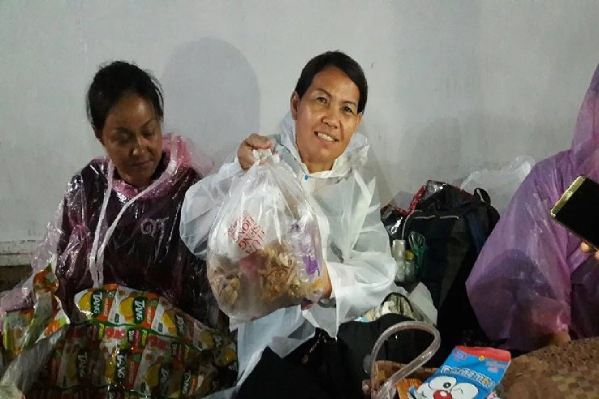 เปิด ‘กระเป๋าประชาชน’พกอะไรกันมา? ร่วมงานถวายพระเพลิง ในหลวง ร.9