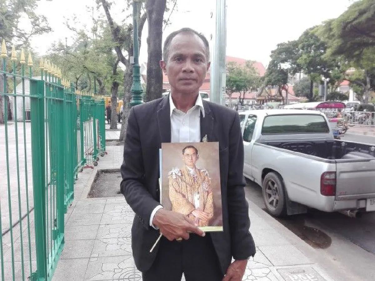 กราบถวายบังคมพระบรมศพวันสุดท้าย "เกิดชาติไหนลูกจะขอเกิดในแผ่นดินพระองค์อีก"