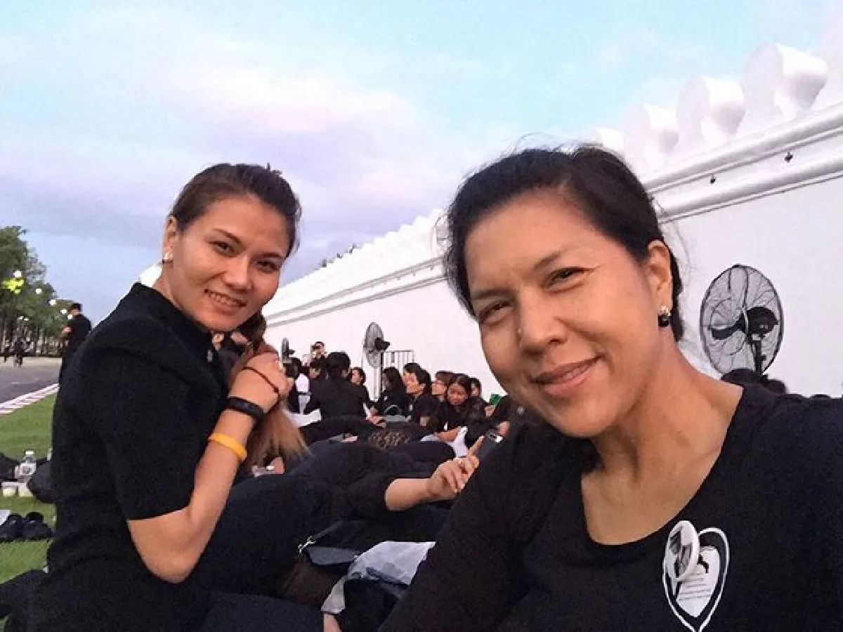 "อยู่ตรงไหนก็น้อมใจกราบพ่อได้" ท็อป ดารณีนุช ปักหลักรอเข้าร่วมงานพระราชพิธีฯ