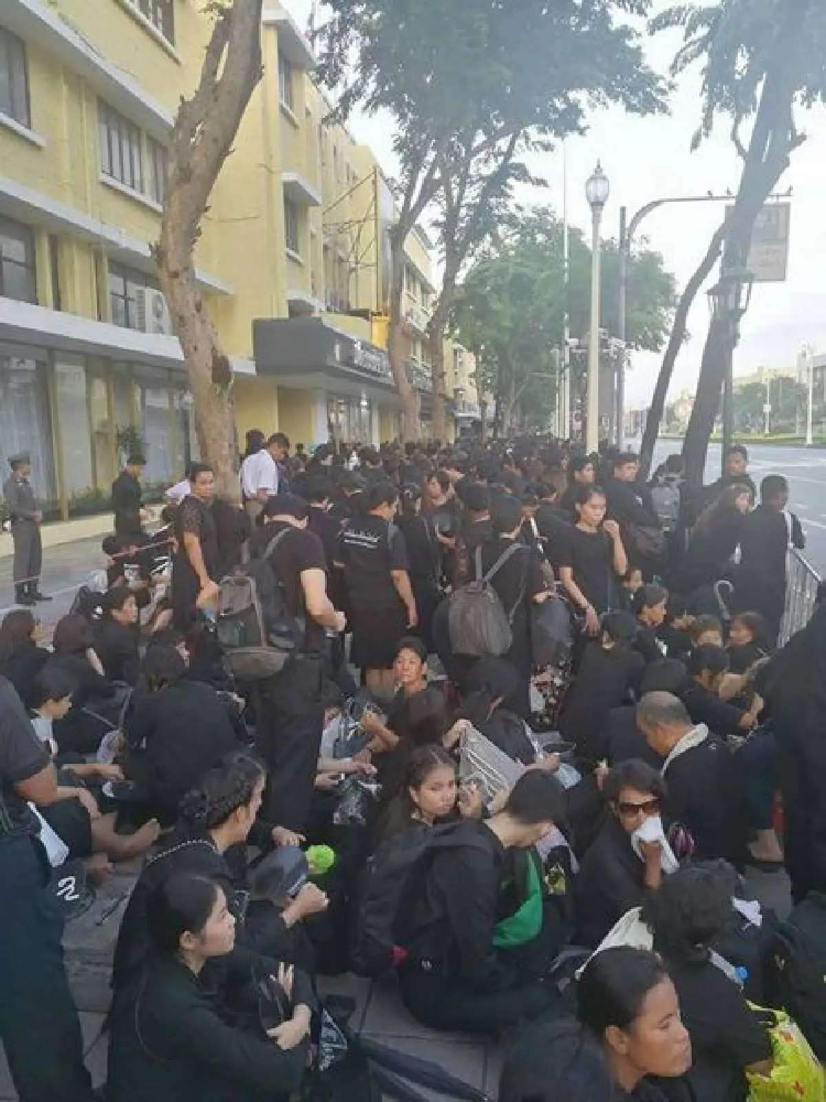 เปิดจุดคัดกรองประชาชนหลั่งไหลจองพื้นที่รอชมพระราชพิธีฯ
