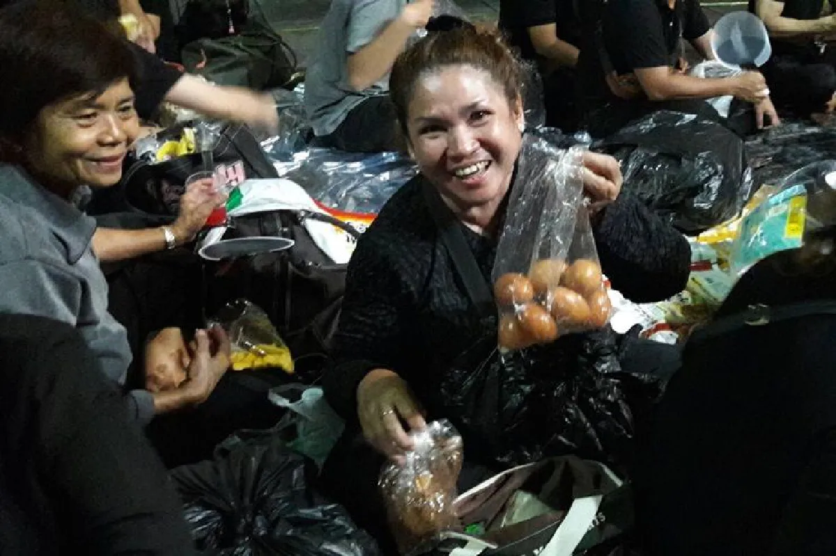 เปิด ‘กระเป๋าประชาชน’พกอะไรกันมา? ร่วมงานถวายพระเพลิง ในหลวง ร.9