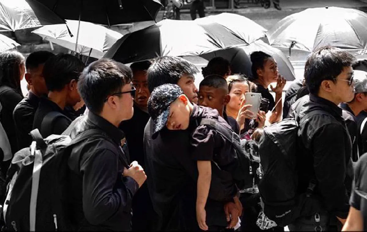 10 ภาพผ่านเลนส์ ปั้นจั่น ปรมะ ถ่ายทอดความรู้สึกประชาชนบริเวณท้องสนามหลวง