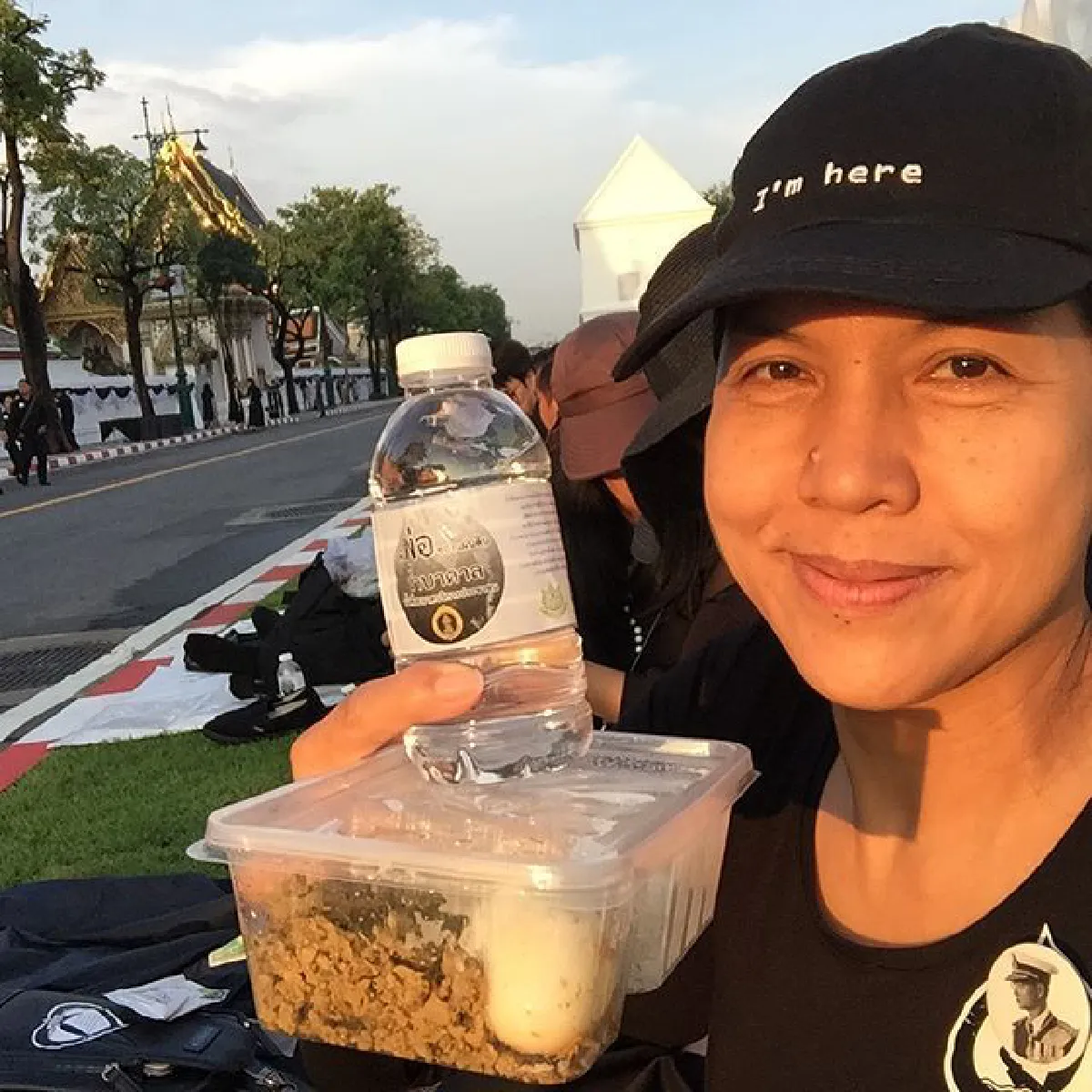 คนดังเข้าคิวจุดคัดกรอง "รอเพื่อพ่อ" นานแค่ไหนก็ไม่หวั่น