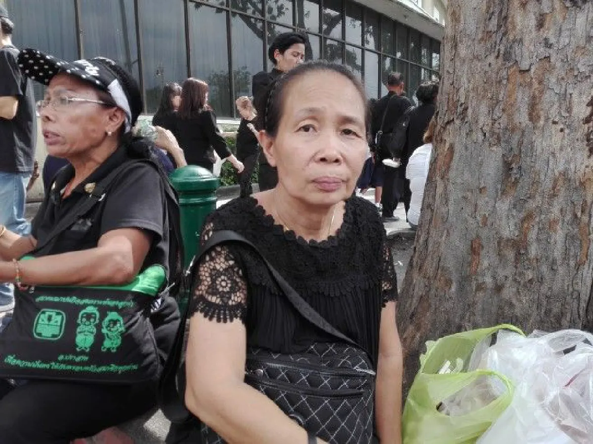 กราบถวายบังคมพระบรมศพวันสุดท้าย "เกิดชาติไหนลูกจะขอเกิดในแผ่นดินพระองค์อีก"