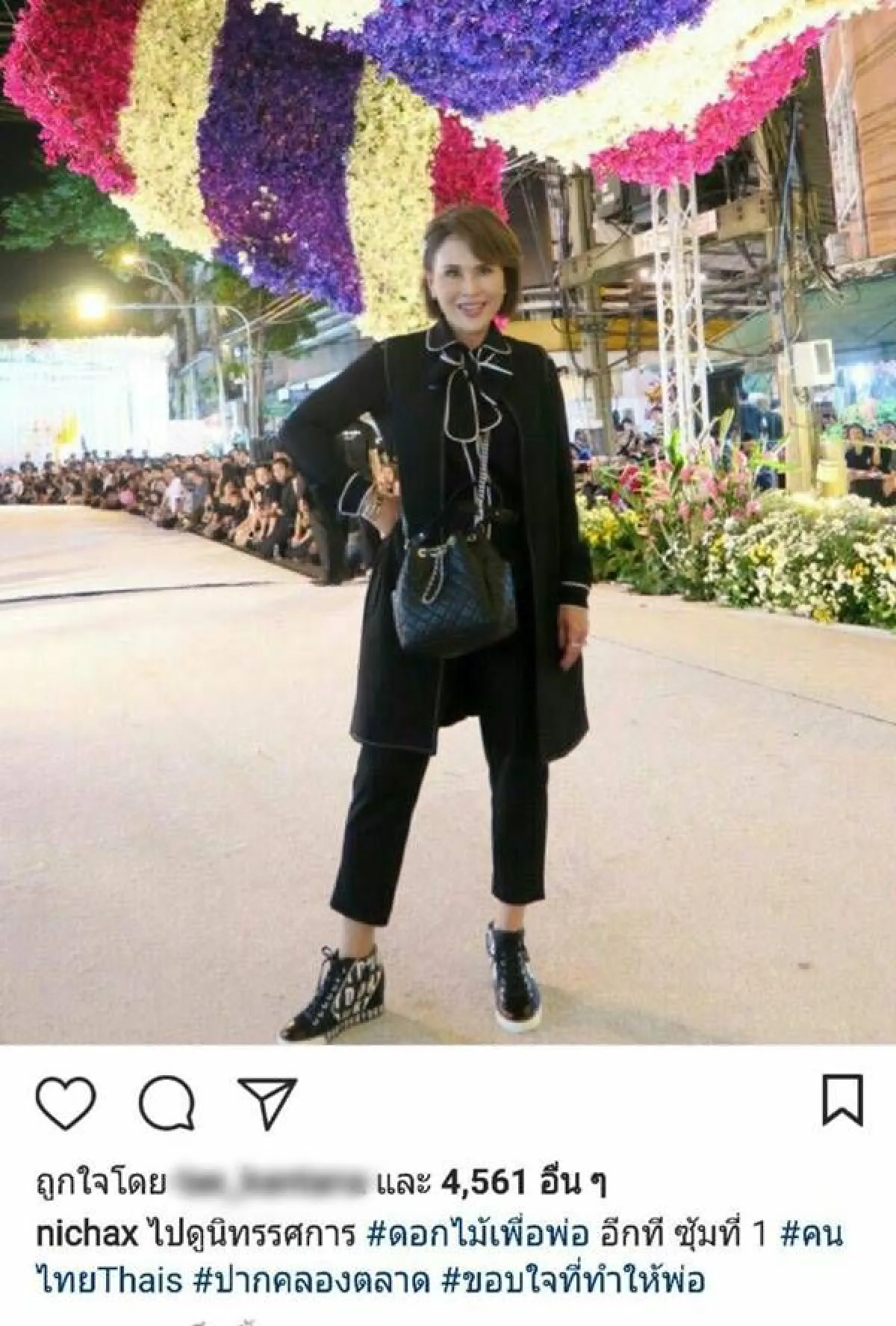 ทูลกระหม่อมฯ เสด็จทอดพระเนตรซุ้มดอกไม้ ทรงขอบใจที่ทำให้พ่อ