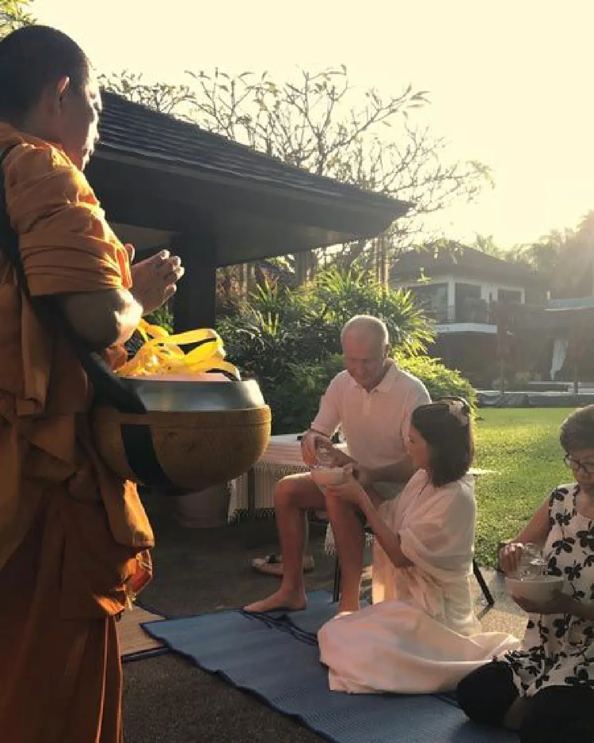 แอน สิเรียม ควงสามีชาวต่างชาติ ทำบุญถวายเป็นพระราชกุศลแด่ในหลวง ร.9