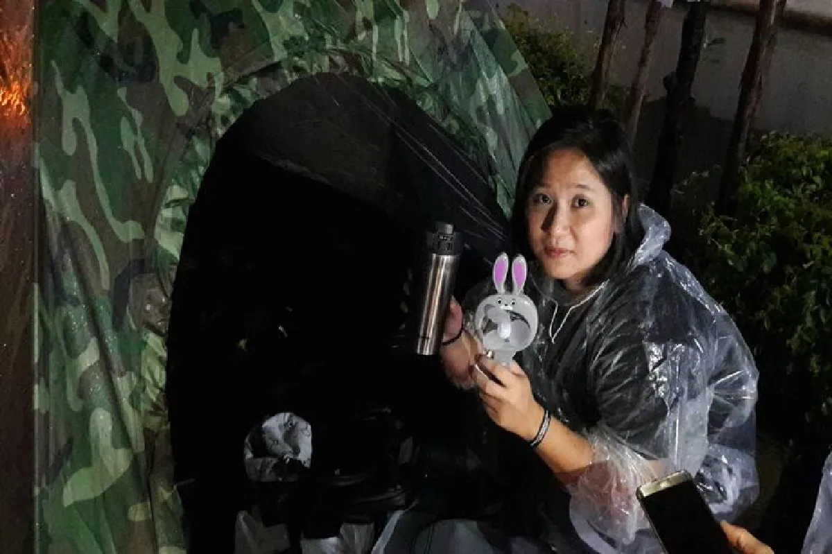 เปิด ‘กระเป๋าประชาชน’พกอะไรกันมา? ร่วมงานถวายพระเพลิง ในหลวง ร.9