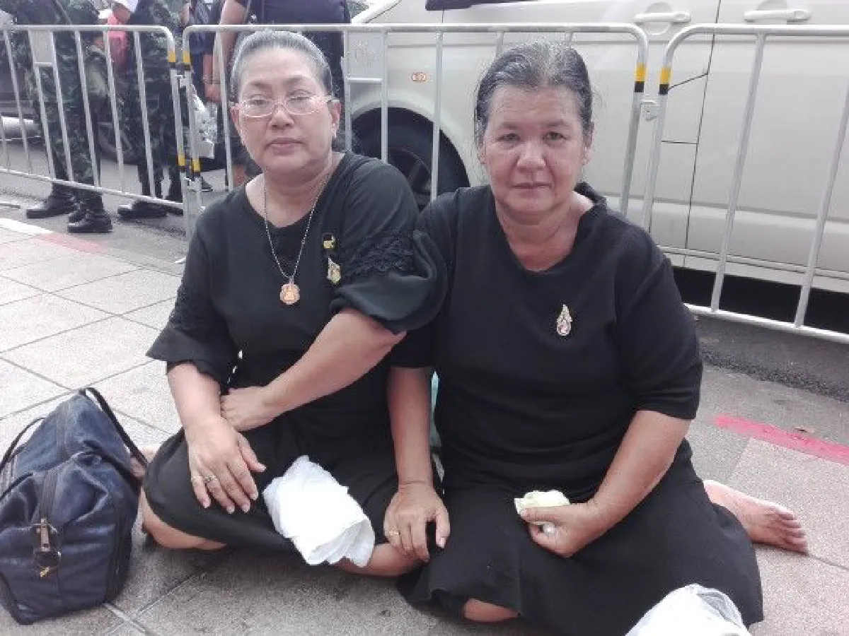 กราบถวายบังคมพระบรมศพวันสุดท้าย "เกิดชาติไหนลูกจะขอเกิดในแผ่นดินพระองค์อีก"