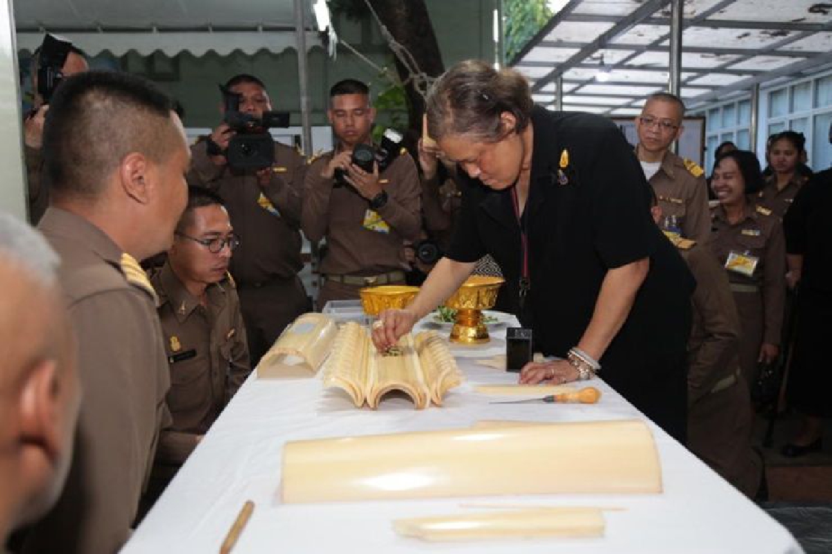สมเด็จพระเทพฯ ทรงประกอบดอกปาริชาต ขั้นสุดท้ายเครื่องสดพระจิตกาธาน สมเด็จพระเทพฯ ทรงประกอบดอกปาริชาต ขั้นสุดท้ายเครื่องสดพระจิตกาธาน