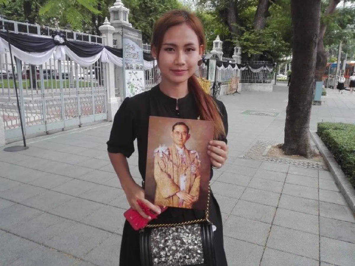 กราบถวายบังคมพระบรมศพวันสุดท้าย "เกิดชาติไหนลูกจะขอเกิดในแผ่นดินพระองค์อีก"