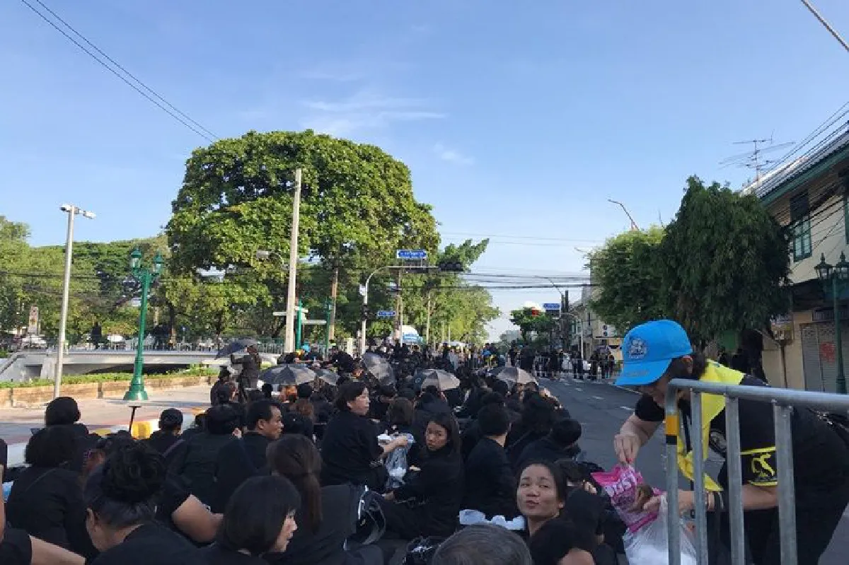 เปิดจุดคัดกรองประชาชนหลั่งไหลจองพื้นที่รอชมพระราชพิธีฯ