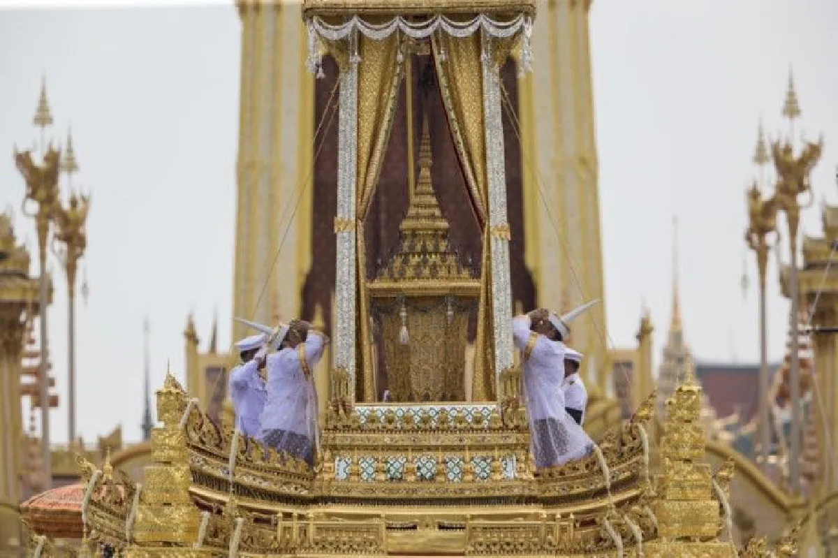 ภาพชุดพระราชพิธีเชิญพระบรมโกศไปพระเมรุมาศผ่านมุมมองสื่อต่างประเทศ