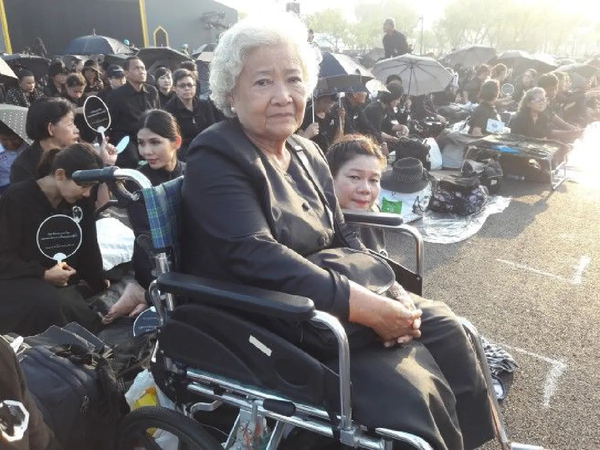 รอด้วยใจภักดิ์ 36 ชั่วโมง น้อมส่งเสด็จในหลวงร.9