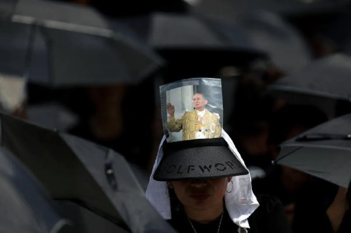 ภาพชุดพระราชพิธีเชิญพระบรมโกศไปพระเมรุมาศผ่านมุมมองสื่อต่างประเทศ