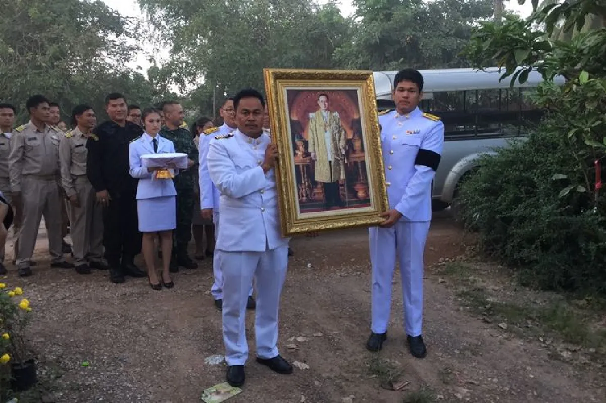 อัญเชิญพระบรมฉายาลักษณ์ร.9ให้ผู้ป่วยติดเตียงวางดอกไม้จันทน์