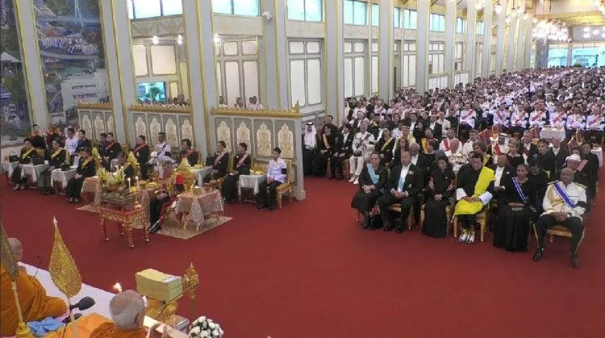 สมเด็จพระเจ้าอยู่หัวเสด็จฯถวายพระเพลิงพระบรมศพในหลวงรัชกาลที่9