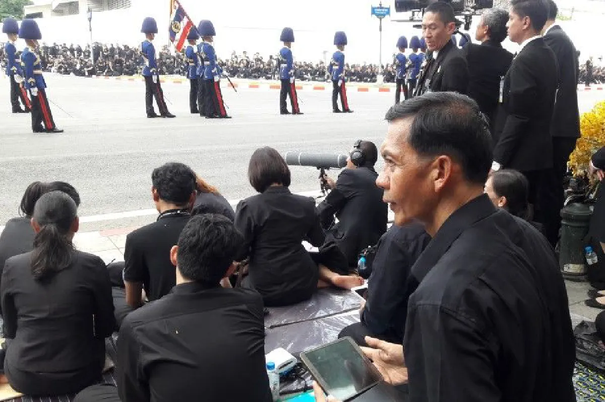 ริ้วขบวนเคลื่อนผ่านน้ำตาไหล แสนอาลัยในหลวงของปวงชน