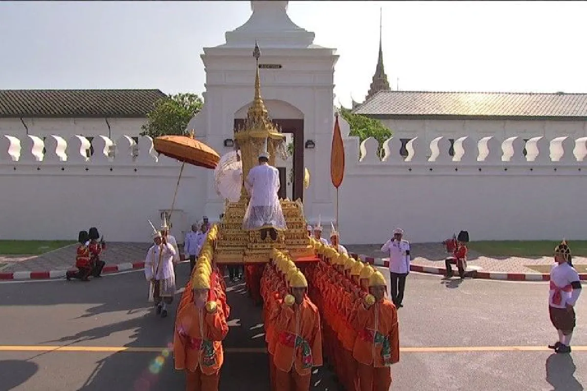 อัญเชิญพระบรมโกศจากพระที่นั่งพระดุสิตมหาปราสาทไปยังพระมหาพิชัยราชรถ