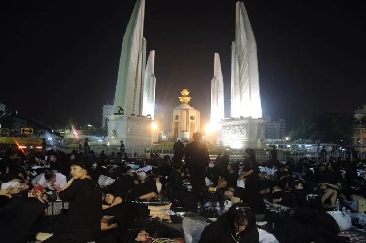 ถนนราชดำเนินคนแน่นเกือบเต็มพื้นที่