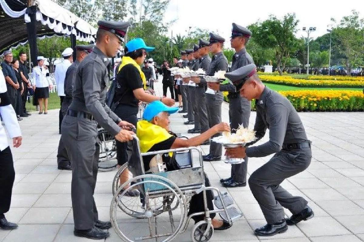 ชาวยะลาหลั่งไหลวางดอกไม้จันทน์ที่พระเมรุมาศจำลอง