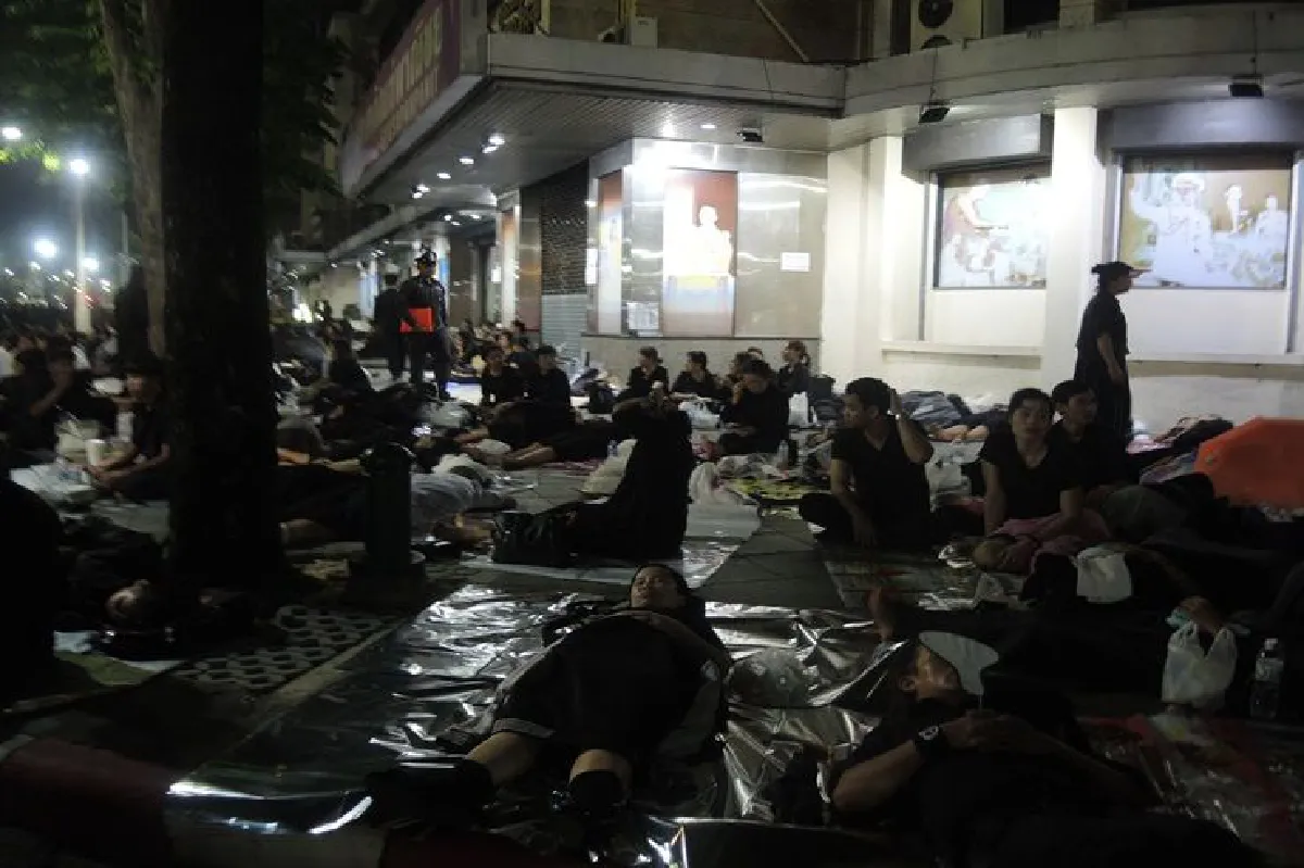 ถนนราชดำเนินคนแน่นเกือบเต็มพื้นที่