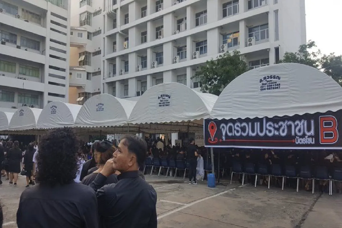 ปชช.แน่นพระเมรุมาศจำลองทุกแห่งรอถวายดอกไม้จันทน์