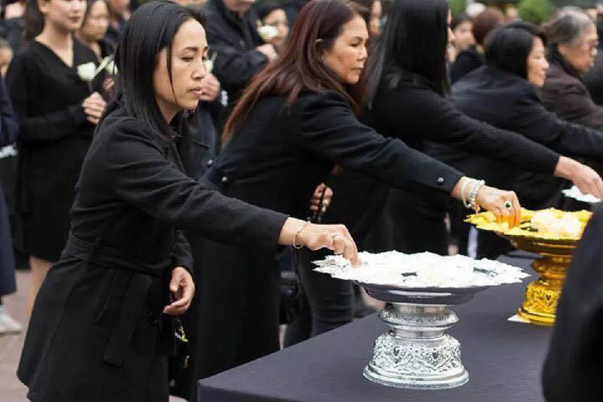 ประชาชนชาวไทยในนิวซีแลนด์ร่วมวางดอกไม้จันทน์ ถวายความอาลัยแด่ในหลวงรัชกาลที่ 9