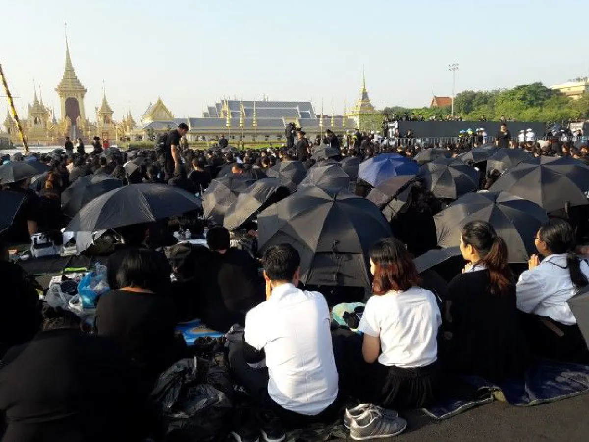 รอด้วยใจภักดิ์ 36 ชั่วโมง น้อมส่งเสด็จในหลวงร.9