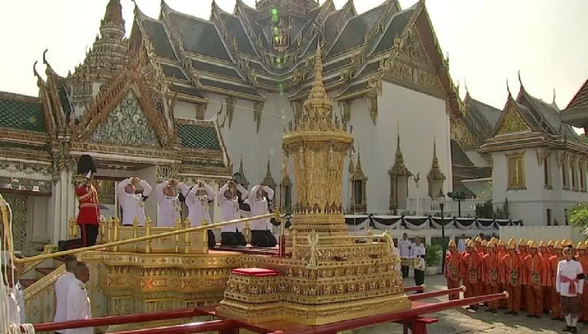 อัญเชิญพระบรมโกศจากพระที่นั่งพระดุสิตมหาปราสาทไปยังพระมหาพิชัยราชรถ