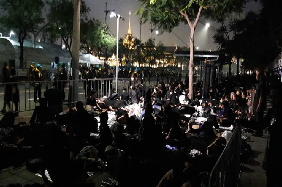 ถนนราชดำเนินคนแน่นเกือบเต็มพื้นที่