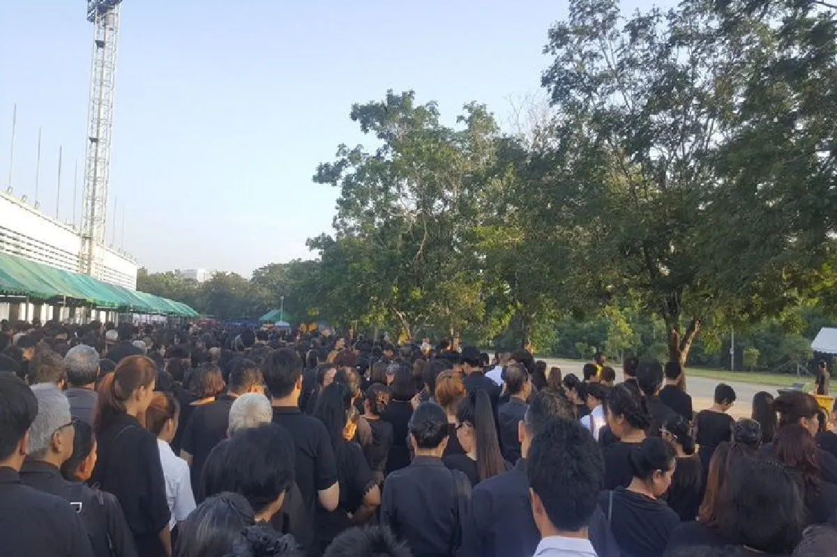 ปชช.แน่นพระเมรุมาศจำลองทุกแห่งรอถวายดอกไม้จันทน์