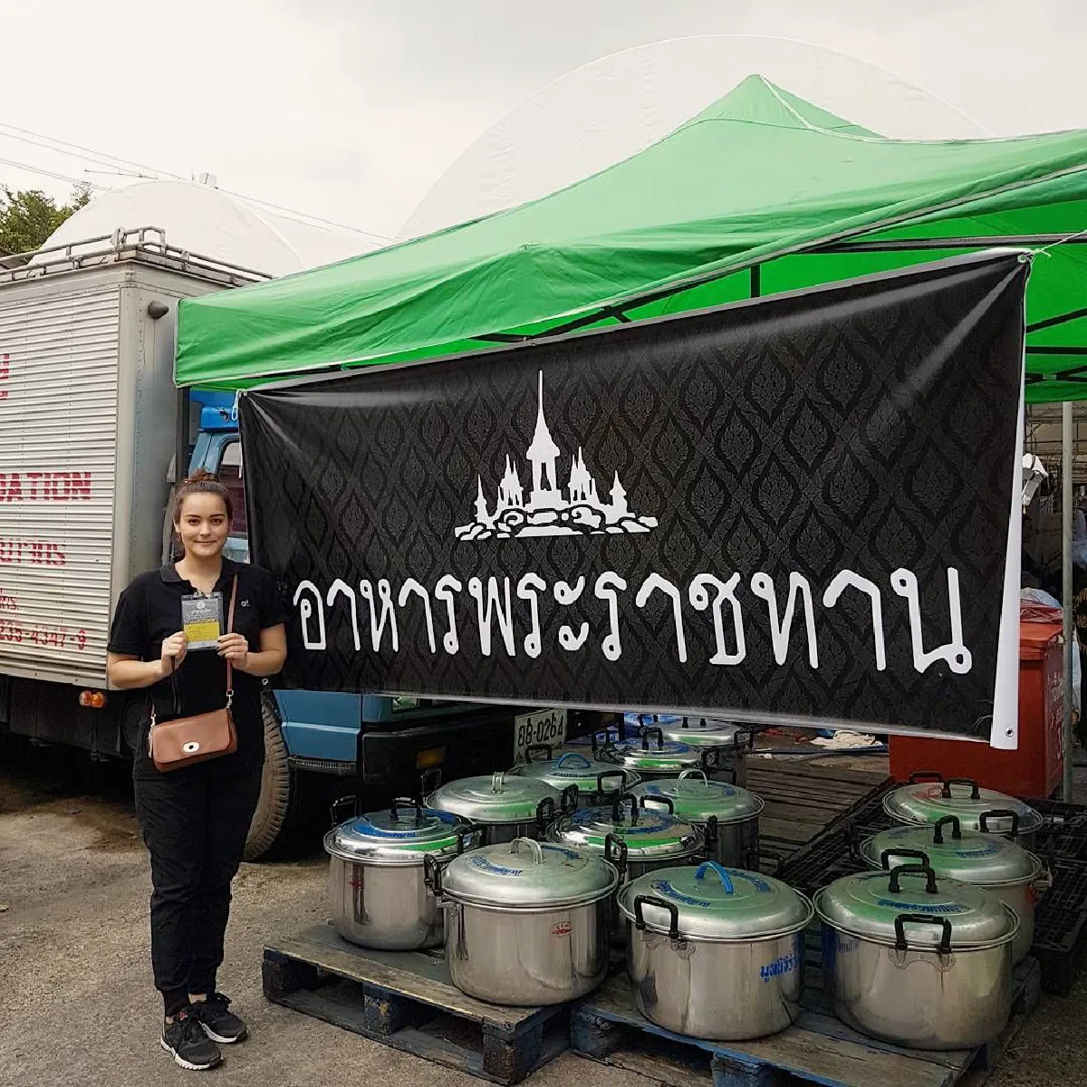 นาตาลี เดวิส ร่วมเป็นจิตอาสางานพระราชพิธีฯ บริการอาหาร-น้ำดื่ม
