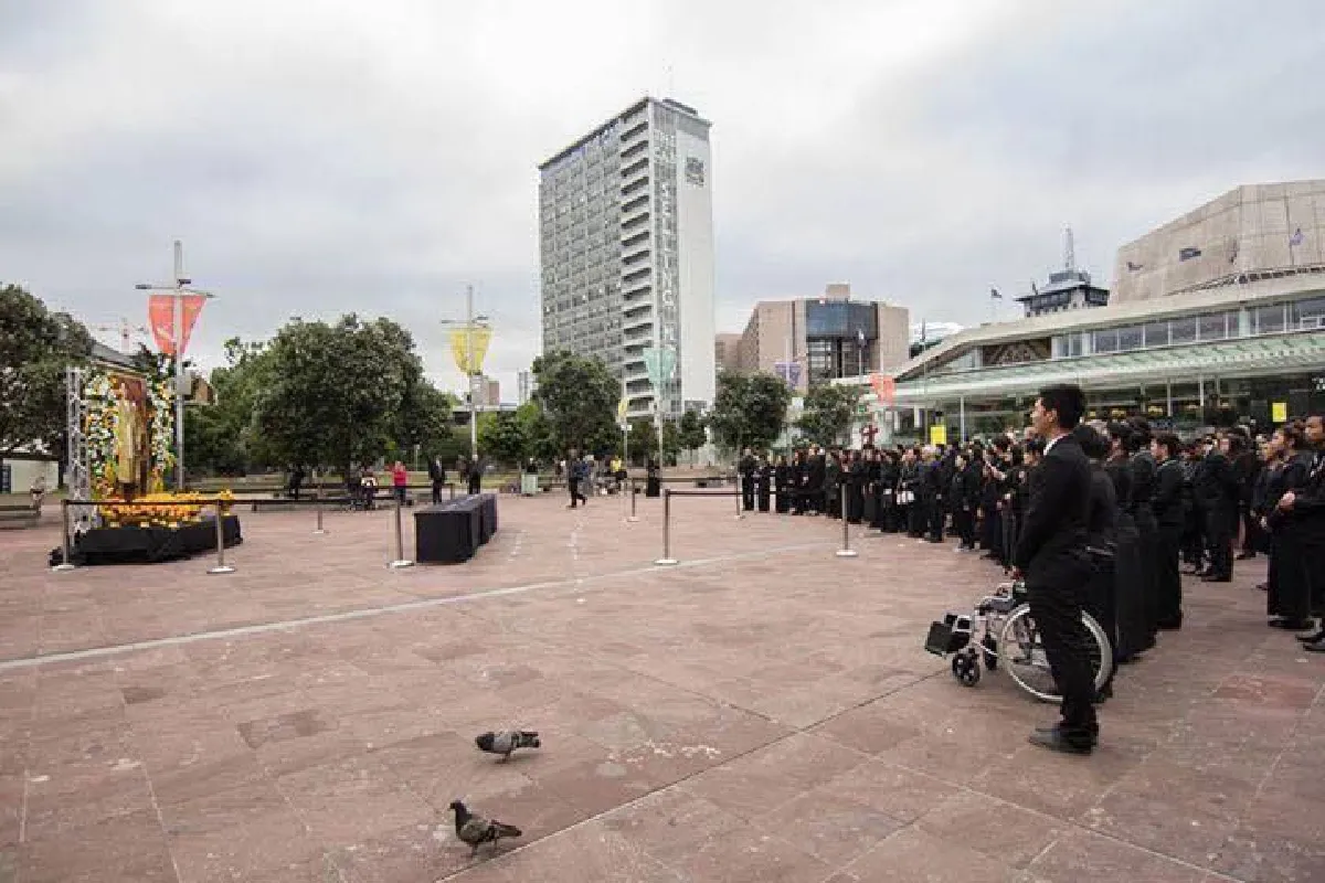 ประชาชนชาวไทยในนิวซีแลนด์ร่วมวางดอกไม้จันทน์ ถวายความอาลัยแด่ในหลวงรัชกาลที่ 9