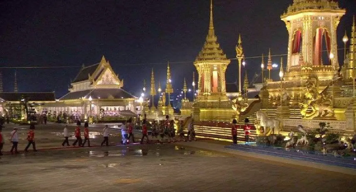 สมเด็จพระเจ้าอยู่หัวเสด็จฯถวายพระเพลิงพระบรมศพในหลวงรัชกาลที่9