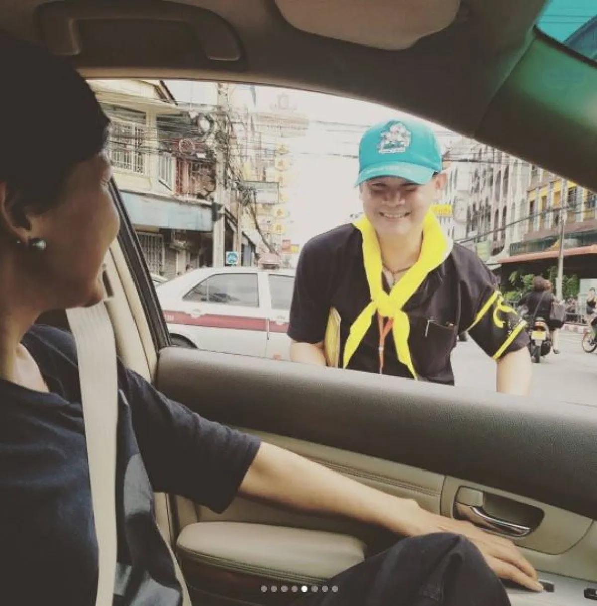 กาละแมร์ นั่งรถแจกขนมจิตอาสา-เจ้าหน้าที่ เป็นกำลังใจในการทำความดี